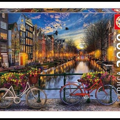 Caixa do puzzle EDUCA 2000 peças com imagem de canal, casas e bicicletas