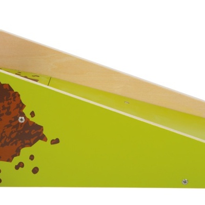 Rampinha para animais em madeira com superfície verde e detalhes castanhos, abertura circular e apoio inferior