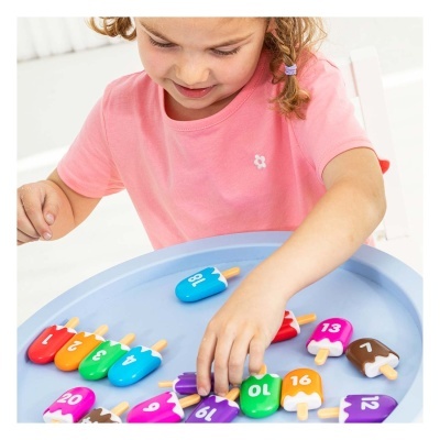 Criança a brincar com gelados coloridos de madeira numerados