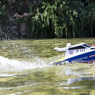 Barco radiocontrolado azul, branco e vermelho em lago