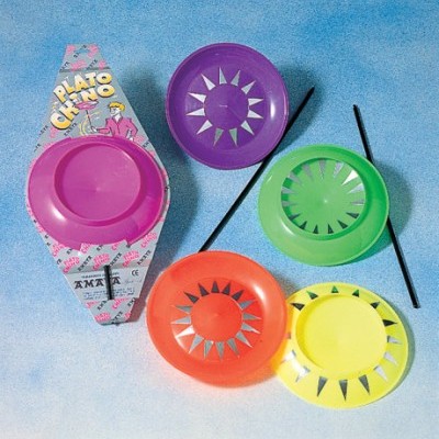 Pratos chineses coloridos e pauzinhos com embalagem em fundo azul.