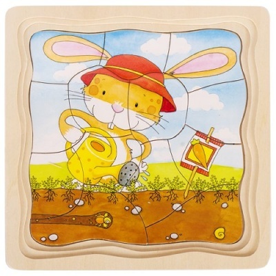 Quebra-cabeças infantil de madeira com imagem de um coelho amarelo com chapéu vermelho regando planta