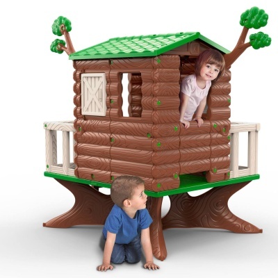 Casinha de brincar infantil em plástico com duas crianças e detalhes naturais.