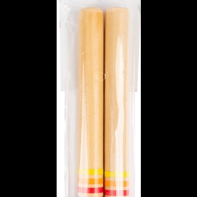Dois bastões musicais de madeira clara com riscas coloridas na parte inferior, embalados em plástico