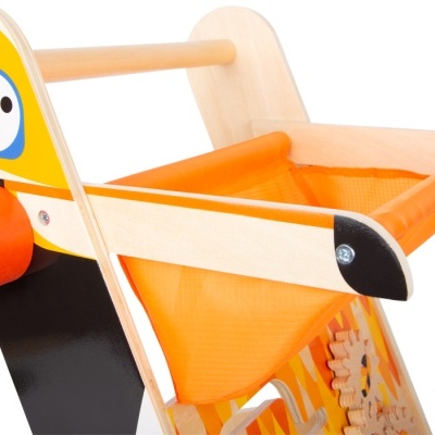 Carrinho de empurrar de madeira colorido, preto, amarelo e laranja, com tecido laranja no centro.