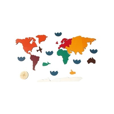 Mapa mundi decorativo com peças coloridas de madeira