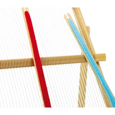 Tear de madeira com fios vermelhos, azuis e brancos