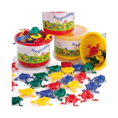 Brinquedos de rãs coloridas em recipientes Froghoppers sobre fundo branco