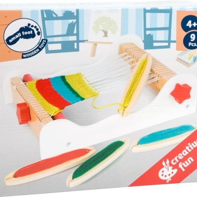 Brinquedo de tear em madeira com fios coloridos e embalagem