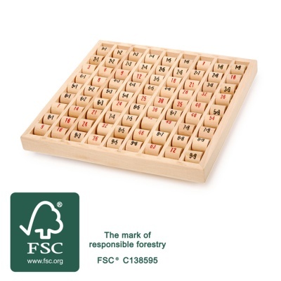 tabuleiro de madeira com cubos rotativos de multiplicação e selo FSC