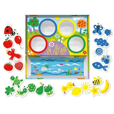 Jogo infantil de madeira com peças magnéticas coloridas e base com círculos para encaixe