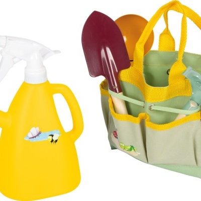 Conjunto de jardinagem com regador amarelo e bolsa verde com ferramenta