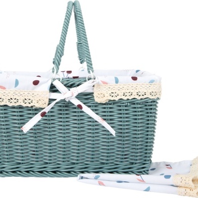 Cesta de verga azul com forro branco de padrão colorido e renda