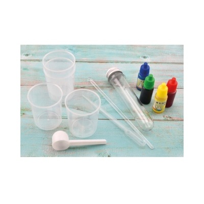 Conjunto de recipientes plásticos, conta-gotas, colher medidora e frascos coloridos numa mesa azul