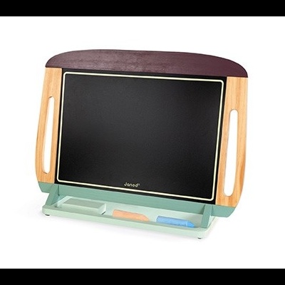 Lousa preta com moldura de madeira e suporte verde água com giz e esponja