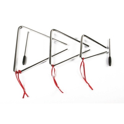 Três triângulos musicais metálicos com bastões e fitas vermelhas