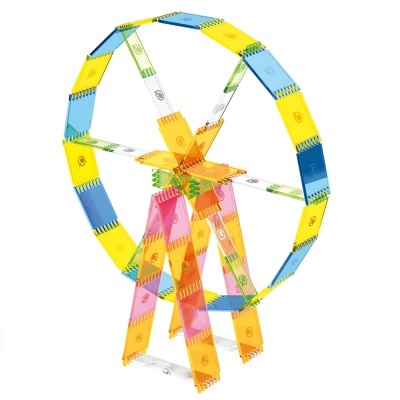 Estrutura de brinquedo translúcido colorido em forma de roda gigante