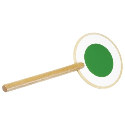 Placa de madeira redonda com círculo verde no centro e pega cilíndrica natural