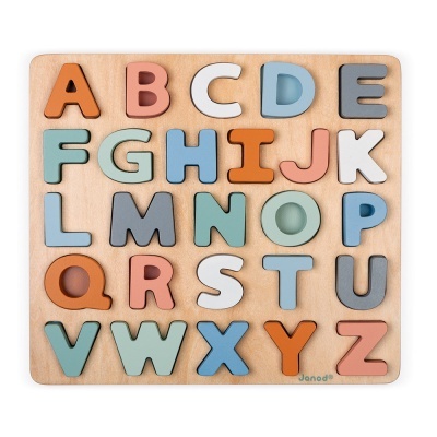 Puzzle de letras do alfabeto coloridas em madeira
