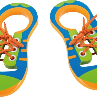 Sapatos para criança em azul, verde e laranja com atacadores laranja