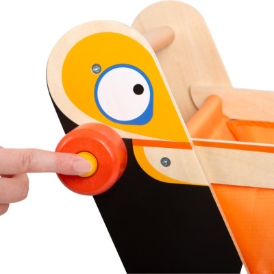 Carrinho de brinquedo em madeira com roda vermelha e detalhes coloridos