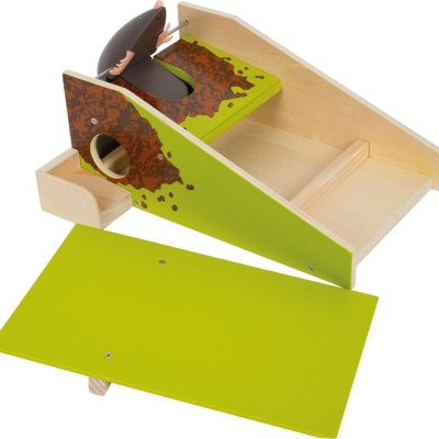 Brinquedo de madeira com catapulta e superfície verde e castanho.