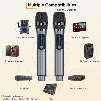 Dois microfones sem fios cinza metálico com ecrãs azuis e vários dispositivos de áudio compatíveis ao redor