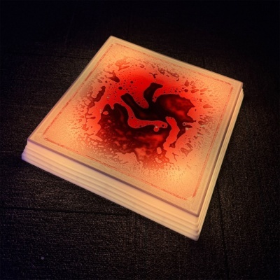 Luminária de teto quadrada com padrão vermelho e laranja iluminada