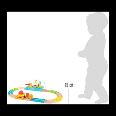 Brinquedo comboio madeira colorido e pista oval com medida 15 cm ao lado de criança.