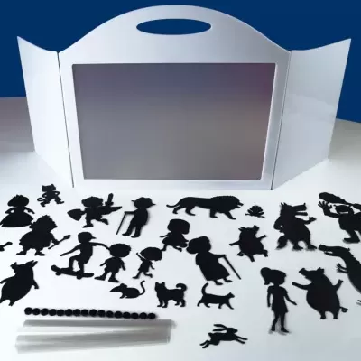 Conjunto de figuras de sombra pretas com moldura branca e painel para exibição