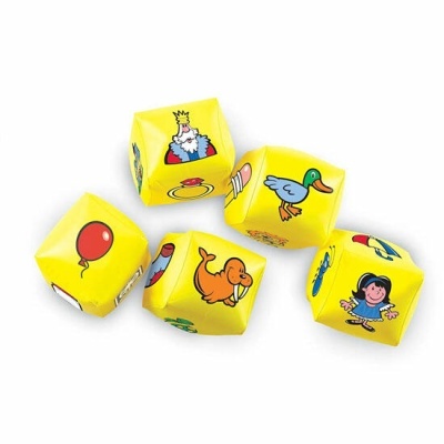 Conjunto de cinco dados amarelos com ilustrações coloridas variadas