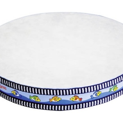 Tambor redondo com pele branca e fita azul clara com peixes coloridos na lateral