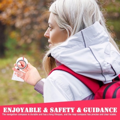 Mulher a segurar bússola redonda com mochila vermelha