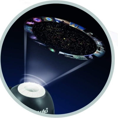 Projetor de constelações preto projetando imagens do espaço e constelações