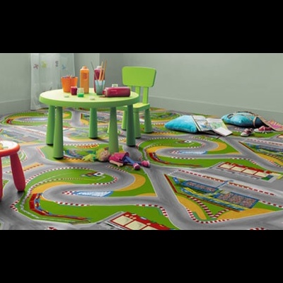 Tapete infantil com pista de corrida colorida, mesa e cadeiras plásticas, almofadas e brinquedos