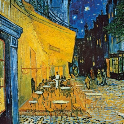 Pintura a óleo de café ao ar livre à noite com mesas, cadeiras, edifícios iluminados e céu estrelado