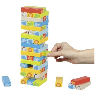 Brinquedo de empilhar blocos de madeira coloridos com desenhos de animais e uma mão a puxar um bloco.