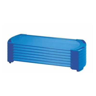 Banco de plástico azul com estrutura em camadas empilhadas
