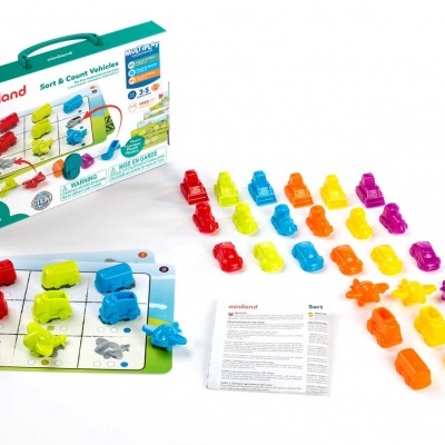 Jogo educativo com veículos coloridos e caixa