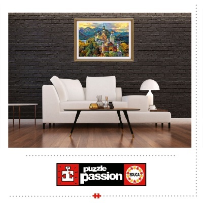 Sala moderna com sofá branco, mesa de centro e quadro colorido na parede de tijolo preto