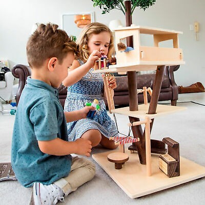 Crianças a brincar com brinquedo de madeira multifunções com vários níveis e acessórios