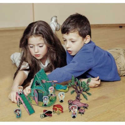 Crianças a brincar com brinquedos de madeira coloridos no chão de madeira