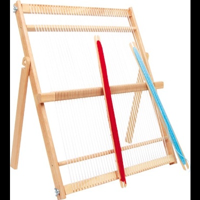 Armadura de tear em madeira clara com fios brancos e duas navetes vermelha e azul.