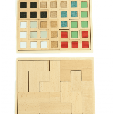 Dois tabuleiros de puzzle de madeira com peças coloridas e formas geométricas