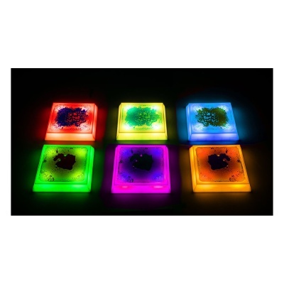 Seis painéis quadrados luminosos coloridos com padrões escuros no centro