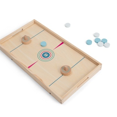 Jogo de tabuleiro em madeira com peças redondas e peças pequenas azuis e brancas