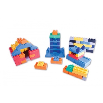 Blocos de construção de plástico coloridos montados em várias formas geométricas