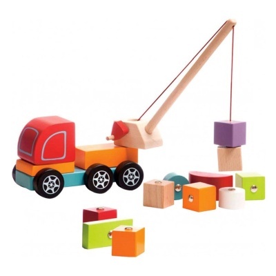 Brinquedo de madeira colorido tipo camião com guindaste e blocos geométricos coloridos