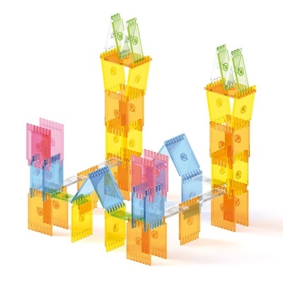 Brinquedo de construção translúcido colorido montado em torres e pontes