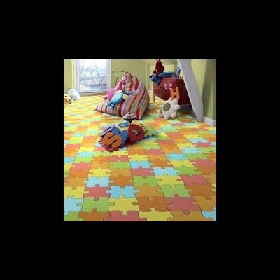 Tapete de peças encaixáveis coloridas em espuma em chão de divisão interior